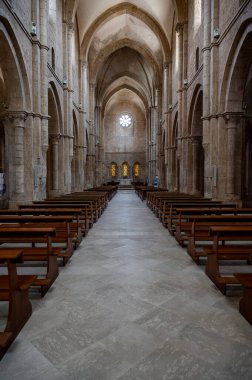 Fossanova Manastırı, Priverno belediyesinde yer almaktadır. Görkemli zarafeti ve sağlam yapısıyla Manastır, Kilisesi mimarisinin gerçek bir mücevherini temsil ediyor..