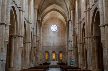 Fossanova Manastırı, Priverno belediyesinde yer almaktadır. Görkemli zarafeti ve sağlam yapısıyla Manastır, Kilisesi mimarisinin gerçek bir mücevherini temsil ediyor..