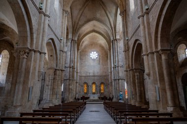 Fossanova Manastırı, Priverno belediyesinde yer almaktadır. Görkemli zarafeti ve sağlam yapısıyla Manastır, Kilisesi mimarisinin gerçek bir mücevherini temsil ediyor..