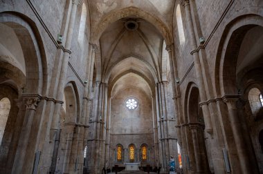 Fossanova Manastırı, Priverno belediyesinde yer almaktadır. Görkemli zarafeti ve sağlam yapısıyla Manastır, Kilisesi mimarisinin gerçek bir mücevherini temsil ediyor..