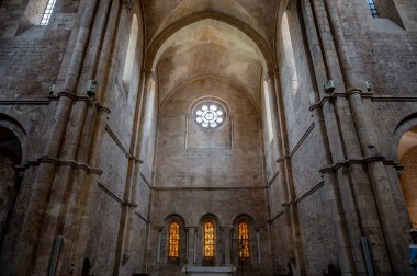 Fossanova Manastırı, Priverno belediyesinde yer almaktadır. Görkemli zarafeti ve sağlam yapısıyla Manastır, Kilisesi mimarisinin gerçek bir mücevherini temsil ediyor..