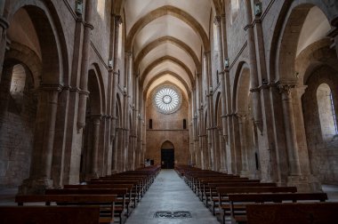 Fossanova Manastırı, Priverno belediyesinde yer almaktadır. Görkemli zarafeti ve sağlam yapısıyla Manastır, Kilisesi mimarisinin gerçek bir mücevherini temsil ediyor..
