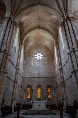 Fossanova Manastırı, Priverno belediyesinde yer almaktadır. Görkemli zarafeti ve sağlam yapısıyla Manastır, Kilisesi mimarisinin gerçek bir mücevherini temsil ediyor..