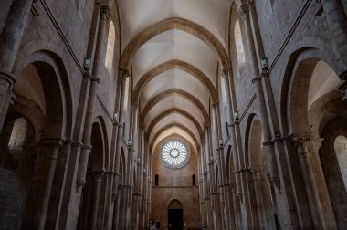 Fossanova Manastırı, Priverno belediyesinde yer almaktadır. Görkemli zarafeti ve sağlam yapısıyla Manastır, Kilisesi mimarisinin gerçek bir mücevherini temsil ediyor..