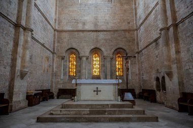 Fossanova Manastırı, Priverno belediyesinde yer almaktadır. Görkemli zarafeti ve sağlam yapısıyla Manastır, Kilisesi mimarisinin gerçek bir mücevherini temsil ediyor..