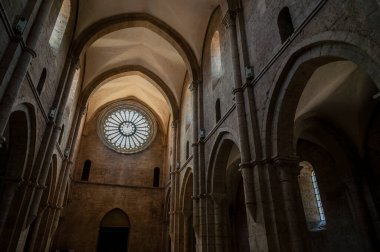 Fossanova Manastırı, Priverno belediyesinde yer almaktadır. Görkemli zarafeti ve sağlam yapısıyla Manastır, Kilisesi mimarisinin gerçek bir mücevherini temsil ediyor..