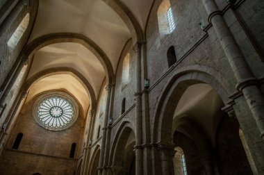 Fossanova Manastırı, Priverno belediyesinde yer almaktadır. Görkemli zarafeti ve sağlam yapısıyla Manastır, Kilisesi mimarisinin gerçek bir mücevherini temsil ediyor..