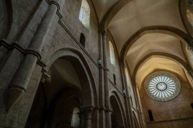 Fossanova Manastırı, Priverno belediyesinde yer almaktadır. Görkemli zarafeti ve sağlam yapısıyla Manastır, Kilisesi mimarisinin gerçek bir mücevherini temsil ediyor..