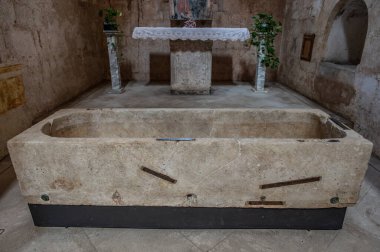 Fossanova Manastırı, Priverno belediyesinde yer almaktadır. Görkemli zarafeti ve sağlam yapısıyla Manastır, Kilisesi mimarisinin gerçek bir mücevherini temsil ediyor..