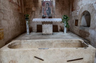 Fossanova Manastırı, Priverno belediyesinde yer almaktadır. Görkemli zarafeti ve sağlam yapısıyla Manastır, Kilisesi mimarisinin gerçek bir mücevherini temsil ediyor..