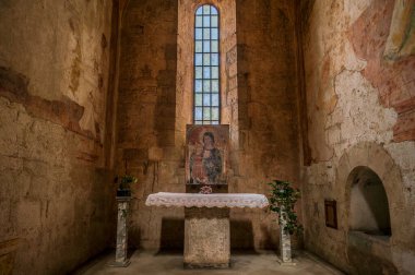 Fossanova Manastırı, Priverno belediyesinde yer almaktadır. Görkemli zarafeti ve sağlam yapısıyla Manastır, Kilisesi mimarisinin gerçek bir mücevherini temsil ediyor..