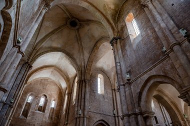 Fossanova Manastırı, Priverno belediyesinde yer almaktadır. Görkemli zarafeti ve sağlam yapısıyla Manastır, Kilisesi mimarisinin gerçek bir mücevherini temsil ediyor..