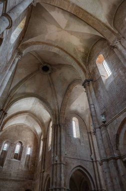 Fossanova Manastırı, Priverno belediyesinde yer almaktadır. Görkemli zarafeti ve sağlam yapısıyla Manastır, Kilisesi mimarisinin gerçek bir mücevherini temsil ediyor..