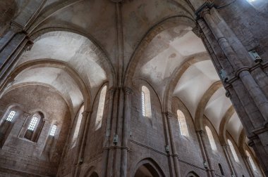 Fossanova Manastırı, Priverno belediyesinde yer almaktadır. Görkemli zarafeti ve sağlam yapısıyla Manastır, Kilisesi mimarisinin gerçek bir mücevherini temsil ediyor..