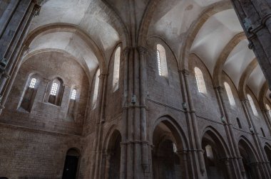 Fossanova Manastırı, Priverno belediyesinde yer almaktadır. Görkemli zarafeti ve sağlam yapısıyla Manastır, Kilisesi mimarisinin gerçek bir mücevherini temsil ediyor..