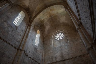 Fossanova Manastırı, Priverno belediyesinde yer almaktadır. Görkemli zarafeti ve sağlam yapısıyla Manastır, Kilisesi mimarisinin gerçek bir mücevherini temsil ediyor..
