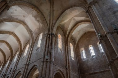 Fossanova Manastırı, Priverno belediyesinde yer almaktadır. Görkemli zarafeti ve sağlam yapısıyla Manastır, Kilisesi mimarisinin gerçek bir mücevherini temsil ediyor..