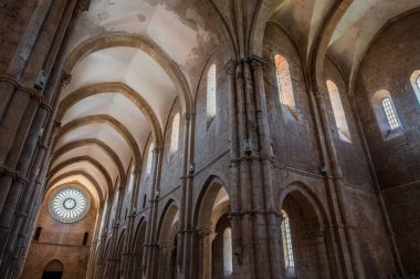 Fossanova Manastırı, Priverno belediyesinde yer almaktadır. Görkemli zarafeti ve sağlam yapısıyla Manastır, Kilisesi mimarisinin gerçek bir mücevherini temsil ediyor..