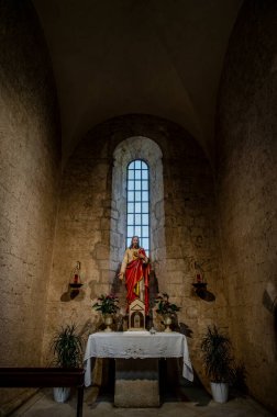 Fossanova Manastırı, Priverno belediyesinde yer almaktadır. Görkemli zarafeti ve sağlam yapısıyla Manastır, Kilisesi mimarisinin gerçek bir mücevherini temsil ediyor..