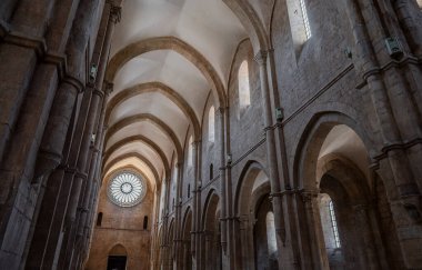 Fossanova Manastırı, Priverno belediyesinde yer almaktadır. Görkemli zarafeti ve sağlam yapısıyla Manastır, Kilisesi mimarisinin gerçek bir mücevherini temsil ediyor..