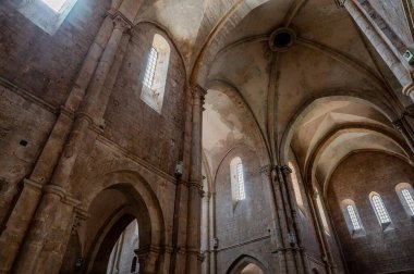 Fossanova Manastırı, Priverno belediyesinde yer almaktadır. Görkemli zarafeti ve sağlam yapısıyla Manastır, Kilisesi mimarisinin gerçek bir mücevherini temsil ediyor..