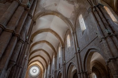 Fossanova Manastırı, Priverno belediyesinde yer almaktadır. Görkemli zarafeti ve sağlam yapısıyla Manastır, Kilisesi mimarisinin gerçek bir mücevherini temsil ediyor..
