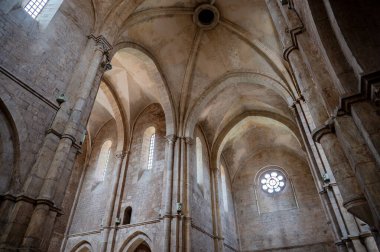 Fossanova Manastırı, Priverno belediyesinde yer almaktadır. Görkemli zarafeti ve sağlam yapısıyla Manastır, Kilisesi mimarisinin gerçek bir mücevherini temsil ediyor..