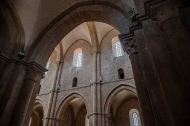 Fossanova Manastırı, Priverno belediyesinde yer almaktadır. Görkemli zarafeti ve sağlam yapısıyla Manastır, Kilisesi mimarisinin gerçek bir mücevherini temsil ediyor..
