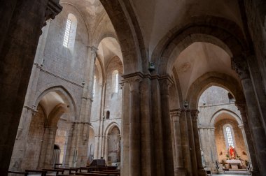 Fossanova Manastırı, Priverno belediyesinde yer almaktadır. Görkemli zarafeti ve sağlam yapısıyla Manastır, Kilisesi mimarisinin gerçek bir mücevherini temsil ediyor..