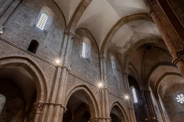 Fossanova Manastırı, Priverno belediyesinde yer almaktadır. Görkemli zarafeti ve sağlam yapısıyla Manastır, Kilisesi mimarisinin gerçek bir mücevherini temsil ediyor..