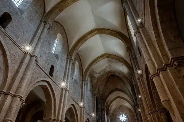 Fossanova Manastırı, Priverno belediyesinde yer almaktadır. Görkemli zarafeti ve sağlam yapısıyla Manastır, Kilisesi mimarisinin gerçek bir mücevherini temsil ediyor..
