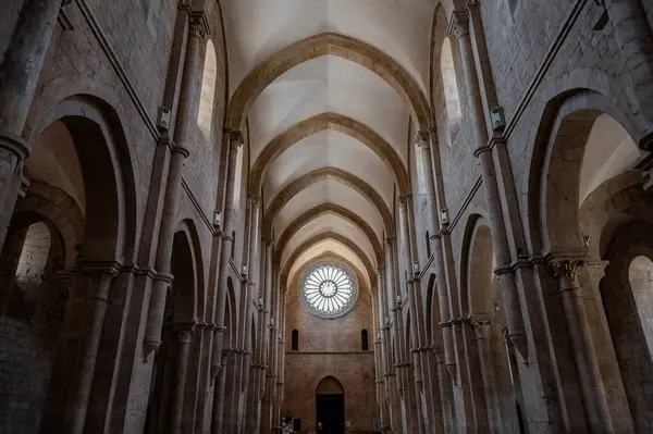 Fossanova Manastırı, Priverno belediyesinde yer almaktadır. Görkemli zarafeti ve sağlam yapısıyla Manastır, Kilisesi mimarisinin gerçek bir mücevherini temsil ediyor..