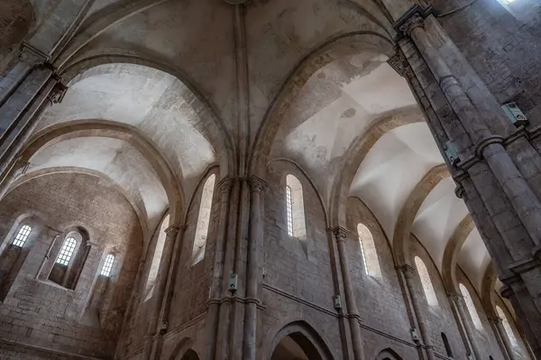 Fossanova Manastırı, Priverno belediyesinde yer almaktadır. Görkemli zarafeti ve sağlam yapısıyla Manastır, Kilisesi mimarisinin gerçek bir mücevherini temsil ediyor..