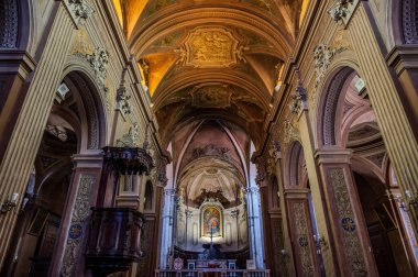 Santa Maria Annunziata Katedrali, Priverno 'daki en önemli Katolik ibadet yeri ve Latin-Terracina-Sezze-Priverno piskoposluğunun ortak katedralidir..