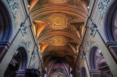 Santa Maria Annunziata Katedrali, Priverno 'daki en önemli Katolik ibadet yeri ve Latin-Terracina-Sezze-Priverno piskoposluğunun ortak katedralidir..