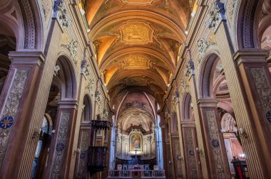 Santa Maria Annunziata Katedrali, Priverno 'daki en önemli Katolik ibadet yeri ve Latin-Terracina-Sezze-Priverno piskoposluğunun ortak katedralidir..