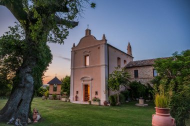 Ascension Dağı 'nın eteğinde küçük bir açıklıkta Madonna della Consolazione ya da Montemisio' nun Sığınağı bulunur. Kilise Farfa rahipleri tarafından inşa edildi..