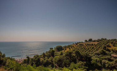 Adriyatik Denizi, İtalya yarımadası ile Balkan yarımadası arasında yer alan ve Yukarı Adriyatik, Orta Adriyatik ve Aşağı Adriyatik 'e bölünmüş doğu Akdeniz' in bir parçasıdır..