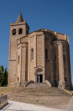 Kilise şehrin batı kıyısında yer almaktadır, iki vadiye açılan kayalıklarla çevrelenmiştir. 1330 'da Maestro Albertino tarafından önceden var olan küçük bir Benedikt kilisesine inşa edilmiş bir Romanesk-Gotik tuğla yapısıdır..