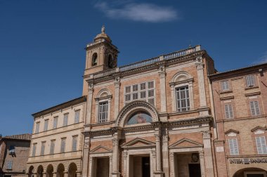 Ticino mimarı Pietro Maggi tarafından 1785 ve 1798 yılları arasında inşa edilmiştir. Neoklasik 16. Louis iç tasarımı ve yalnızca 19. yüzyılın sonlarında eklektik tuğla ve travertin tarzıyla inşa edilmiş bir cephesi vardır..