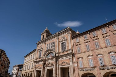 Ticino mimarı Pietro Maggi tarafından 1785 ve 1798 yılları arasında inşa edilmiştir. Neoklasik 16. Louis iç tasarımı ve yalnızca 19. yüzyılın sonlarında eklektik tuğla ve travertin tarzıyla inşa edilmiş bir cephesi vardır..