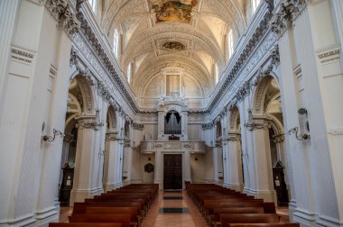 Ticino mimarı Pietro Maggi tarafından 1785 ve 1798 yılları arasında inşa edilmiştir. Neoklasik 16. Louis iç tasarımı ve yalnızca 19. yüzyılın sonlarında eklektik tuğla ve travertin tarzıyla inşa edilmiş bir cephesi vardır..