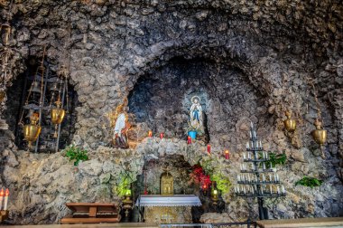 Ticino mimarı Pietro Maggi tarafından 1785 ve 1798 yılları arasında inşa edilmiştir. Neoklasik 16. Louis iç tasarımı ve yalnızca 19. yüzyılın sonlarında eklektik tuğla ve travertin tarzıyla inşa edilmiş bir cephesi vardır..