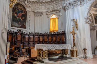 Ticino mimarı Pietro Maggi tarafından 1785 ve 1798 yılları arasında inşa edilmiştir. Neoklasik 16. Louis iç tasarımı ve yalnızca 19. yüzyılın sonlarında eklektik tuğla ve travertin tarzıyla inşa edilmiş bir cephesi vardır..