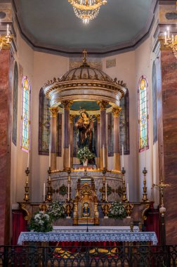 Addolorata Kilisesi on beşinci yüzyılda inşa edilmiştir. Bara 'nın içinde Kutsal Cuma akşamı geçit töreninde taşınan (genellikle ölü İsa' nın heykelinin dikildiği yerde) at arabası bulunur..