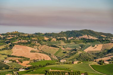 İtalya 'nın doğusunda yer alan Marş, Apennine dağları ile Adriyatik Denizi arasında yükselir..