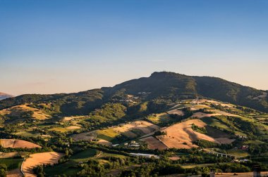 İtalya 'nın doğusunda yer alan Marş, Apennine dağları ile Adriyatik Denizi arasında yükselir..