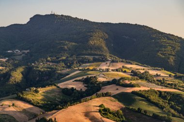 İtalya 'nın doğusunda yer alan Marş, Apennine dağları ile Adriyatik Denizi arasında yükselir..