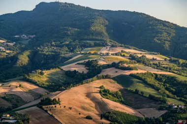 İtalya 'nın doğusunda yer alan Marş, Apennine dağları ile Adriyatik Denizi arasında yükselir..