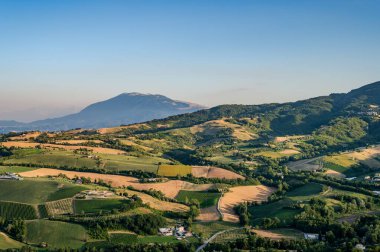 İtalya 'nın doğusunda yer alan Marş, Apennine dağları ile Adriyatik Denizi arasında yükselir..